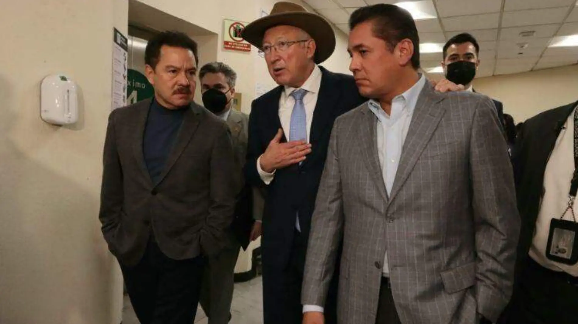 Ken Salazar celebra nueva relación entre México y EU